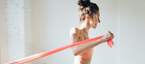 10 ejercicios con banda elástica para trabajar todo el cuerpo