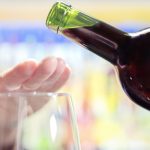 ¿Es saludable beber alcohol moderadamente o lo mejor es ni probarlo?