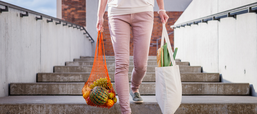 Carga la compra, sube escaleras...: el ejercicio breve e intenso mejora tu salud