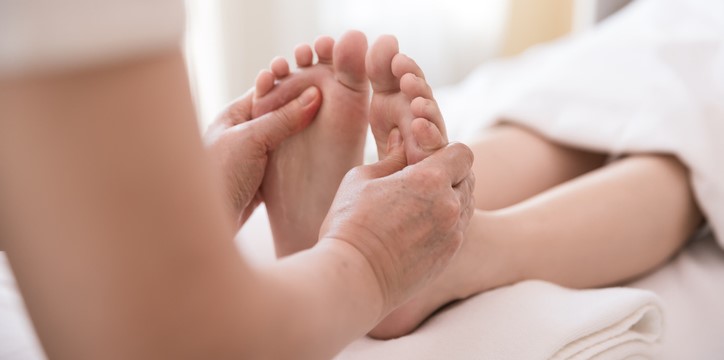 Reflexología podal: descubre los beneficios de masajearte los pies