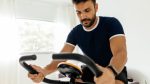 Bicicleta estática: ¿cuánto hay que pedalear para quemar grasa?