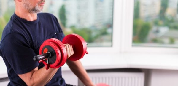 ¿Tiene 60 años o más? Estos 6 ejercicios de fuerza le harán vivir más y mejor portada ejercicio -692938260