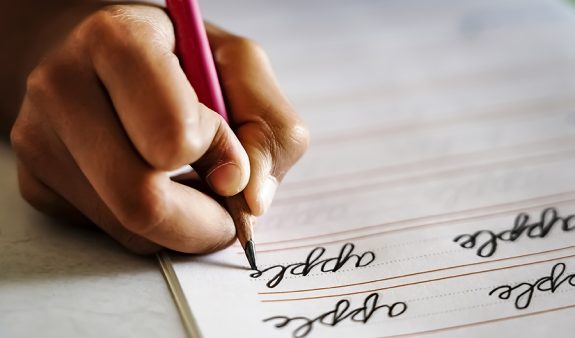 ¿Tiene la letra pequeña o grande? La escritura revela su personalidad escritura