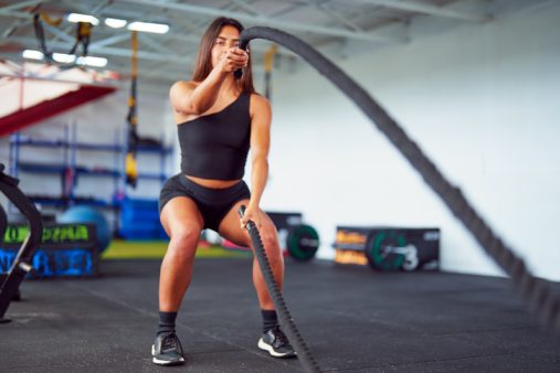 Chica practicando ejercicio