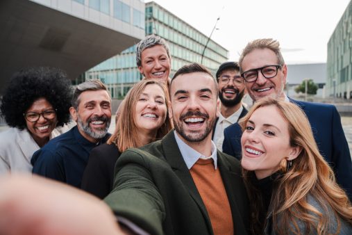 Selfie grupo compañeros de trabajo