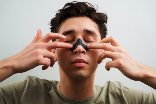 Hombre con una tira nasal