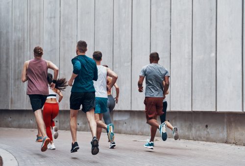 Grupo de personas corriendo