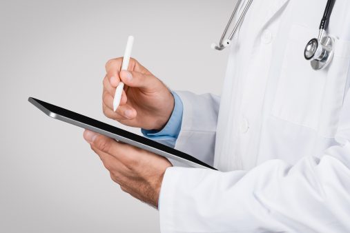 Doctor/a usando una tablet