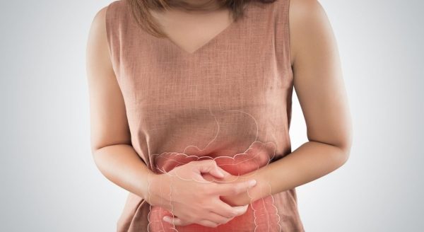 Mujer agarrándose la tripa
