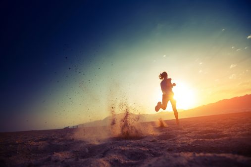 Mujer corriendo por el desierto