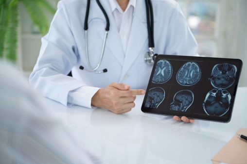Un análisis de sangre podría detectar el alzhéimer años antes Neurologist Doctor treatment planning for diseases nervous system and brain with patient about cerebrovascular disease, migraine, epilepsy, Parkinson's disease, dementia and stroke at Neurology Center.