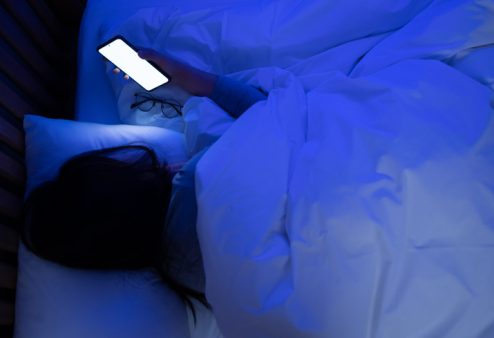 El fenómeno del "brain rot": a qué se refiere y cómo afecta a nuestro bienestar digital insomnia, smartphone