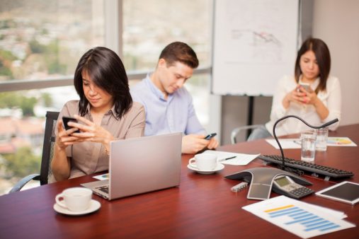 ¿Estamos olvidando cómo concentrarnos? Lo que dicen los últimos estudios sobre atención Social media beats work